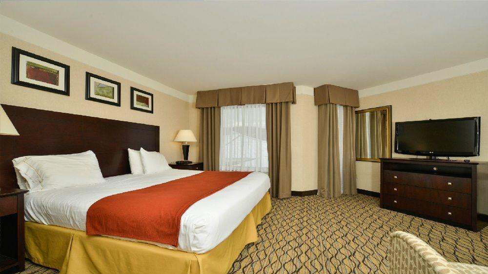 Holiday Inn Express Great Barrington By Ihg Exterior photo
