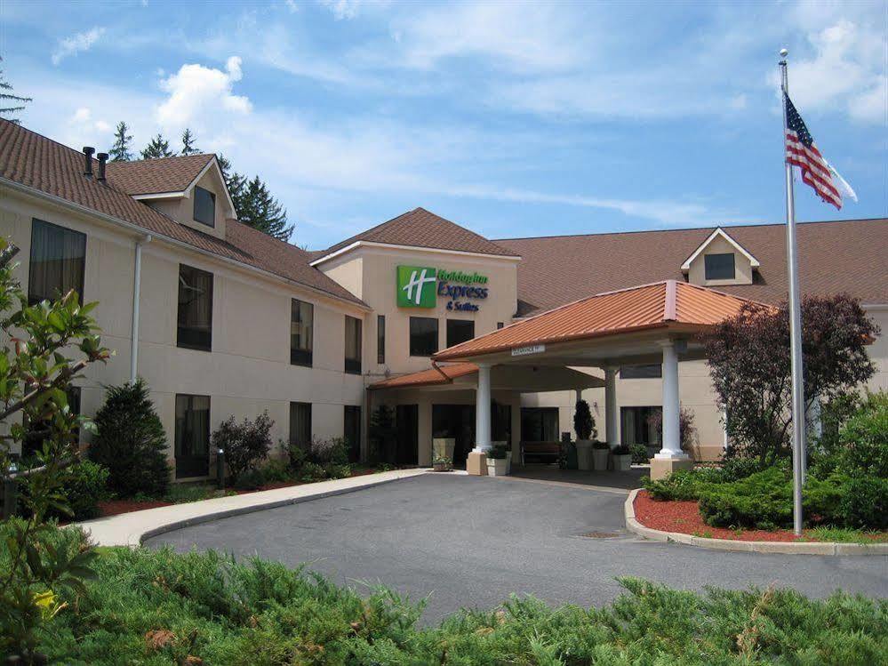 Holiday Inn Express Great Barrington By Ihg Exterior photo
