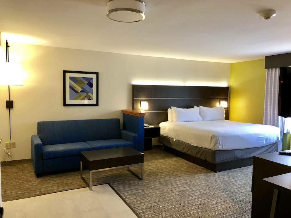 Holiday Inn Express Great Barrington By Ihg Exterior photo
