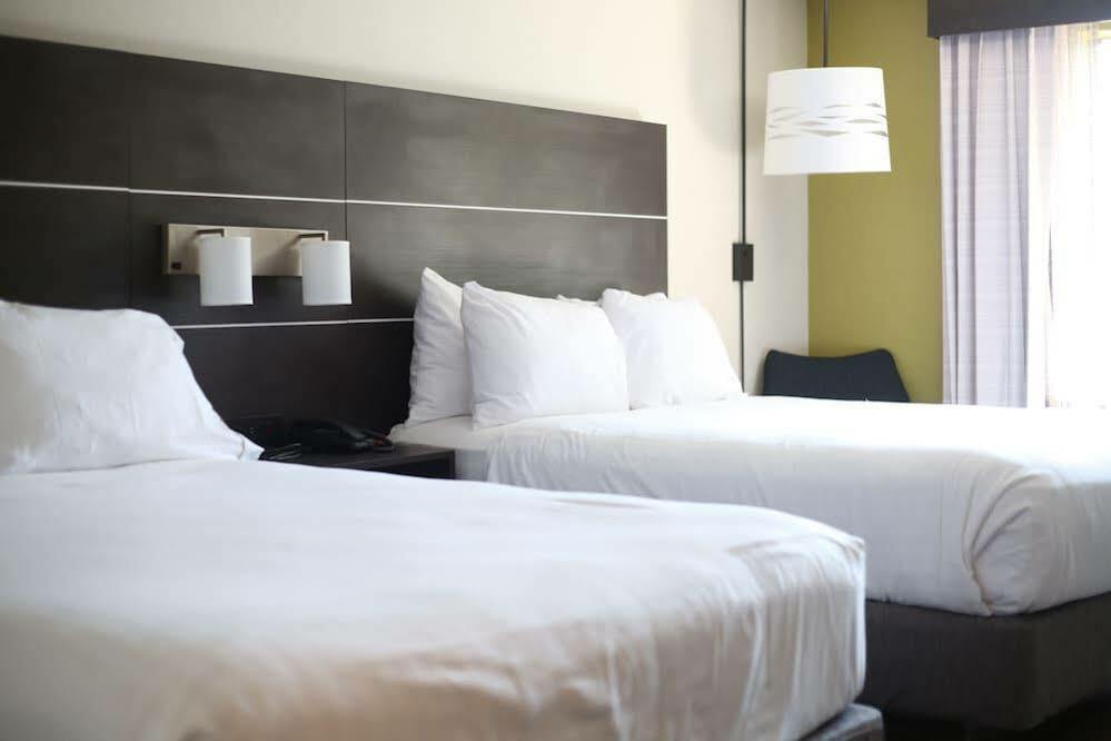 Holiday Inn Express Great Barrington By Ihg Exterior photo